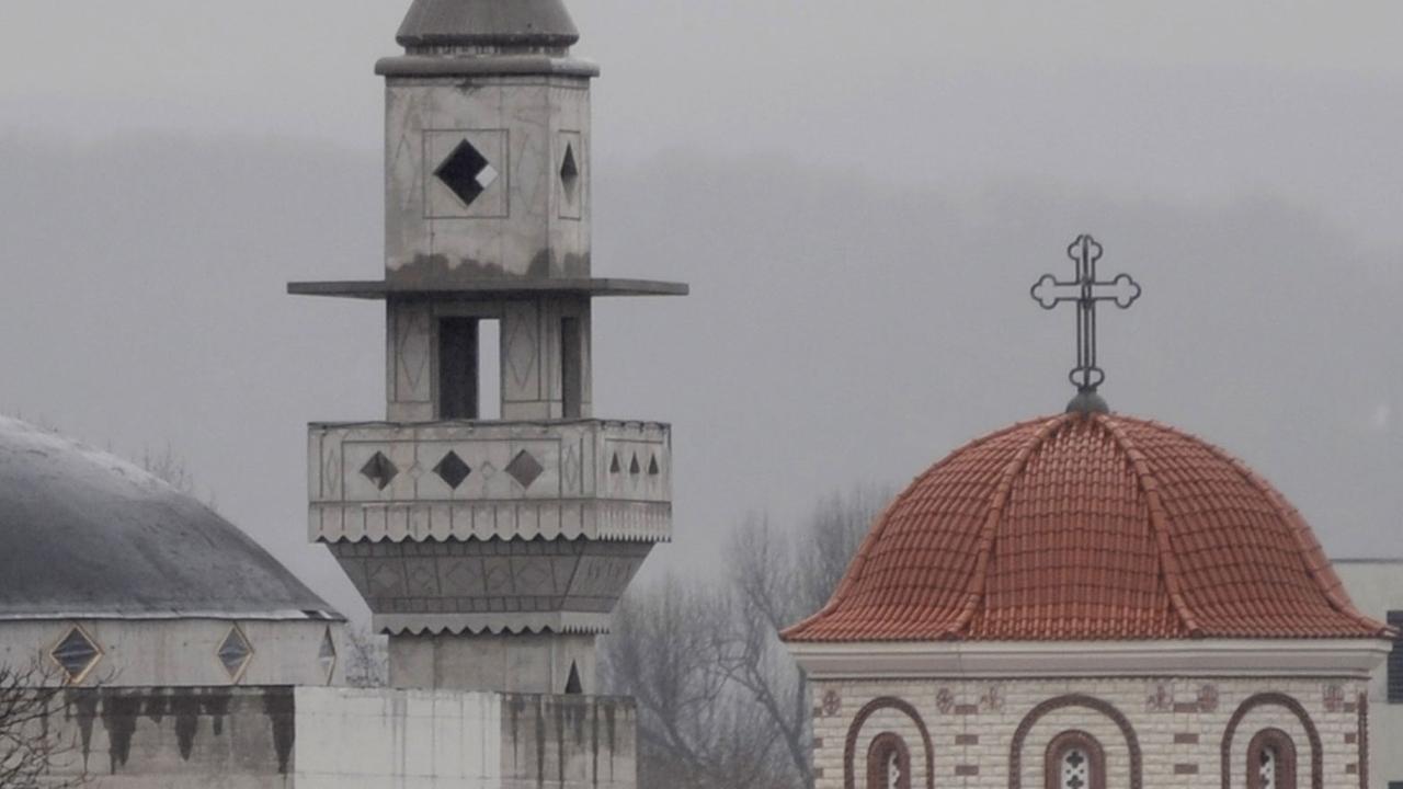 Minarett der Moschee in Esslingen (Baden-Württemberg), rechts die Kuppel der griechisch-orthodoxen Kirche "Mariä Verkündigung" Minarett der Moschee in Esslingen (Baden-Württemberg), rechts die Kuppel der griechisch-orthodoxen Kirche "Mariä Verkündigung"
