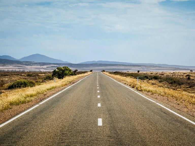 Gerade Straße durch die australische Wüste.