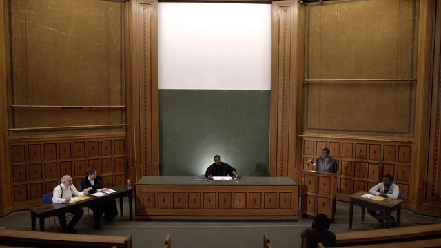 Filmstill aus der Webserie: Auf einmal sitzt der weiße Richter auf der Anklagebank und ihm gegenüber ein neues, Schwarzes Gericht.