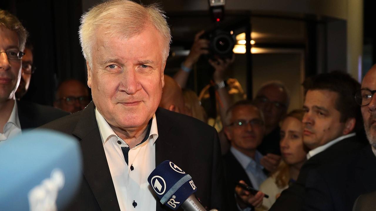 Nach einer Sitzung des CSU Vorstandes und der CSU Landesgruppe verlässt Horst Seehofer am 2. Juli 2018 um 1 Uhr 50 nachts die Parteizentrale und gibt ein Interview Nach einer Sitzung des CSU Vorstandes und der CSU Landesgruppe verlässt Horst Seehofer am 2. Juli 2018 um 1 Uhr 50 nachts die Parteizentrale und gibt ein Interview