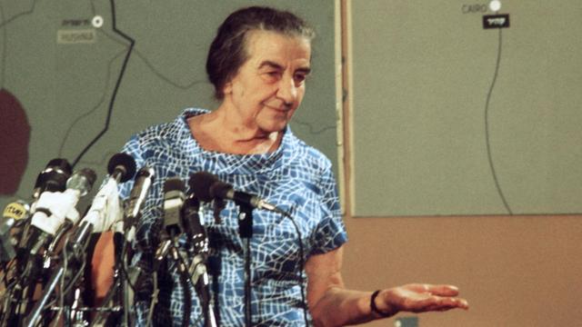 Die ehemalige israelische Ministerpräsidentin Golda Meir 1973 auf einer Pressekonferenz in Tel Aviv.
