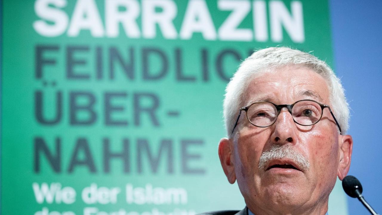 30.08.2018, Berlin: Thilo Sarrazin stellt bei einer Pressekonferenz sein neues Buch "Feindliche Übernahme - Wie der Islam den Fortschritt behindert und die Gesellschaft bedroht" vor. Foto: Kay Nietfeld/dpa | Verwendung weltweit 30.08.2018, Berlin: Thilo Sarrazin stellt bei einer Pressekonferenz sein neues Buch "Feindliche Übernahme - Wie der Islam den Fortschritt behindert und die Gesellschaft bedroht" vor. Foto: Kay Nietfeld/dpa | Verwendung weltweit
