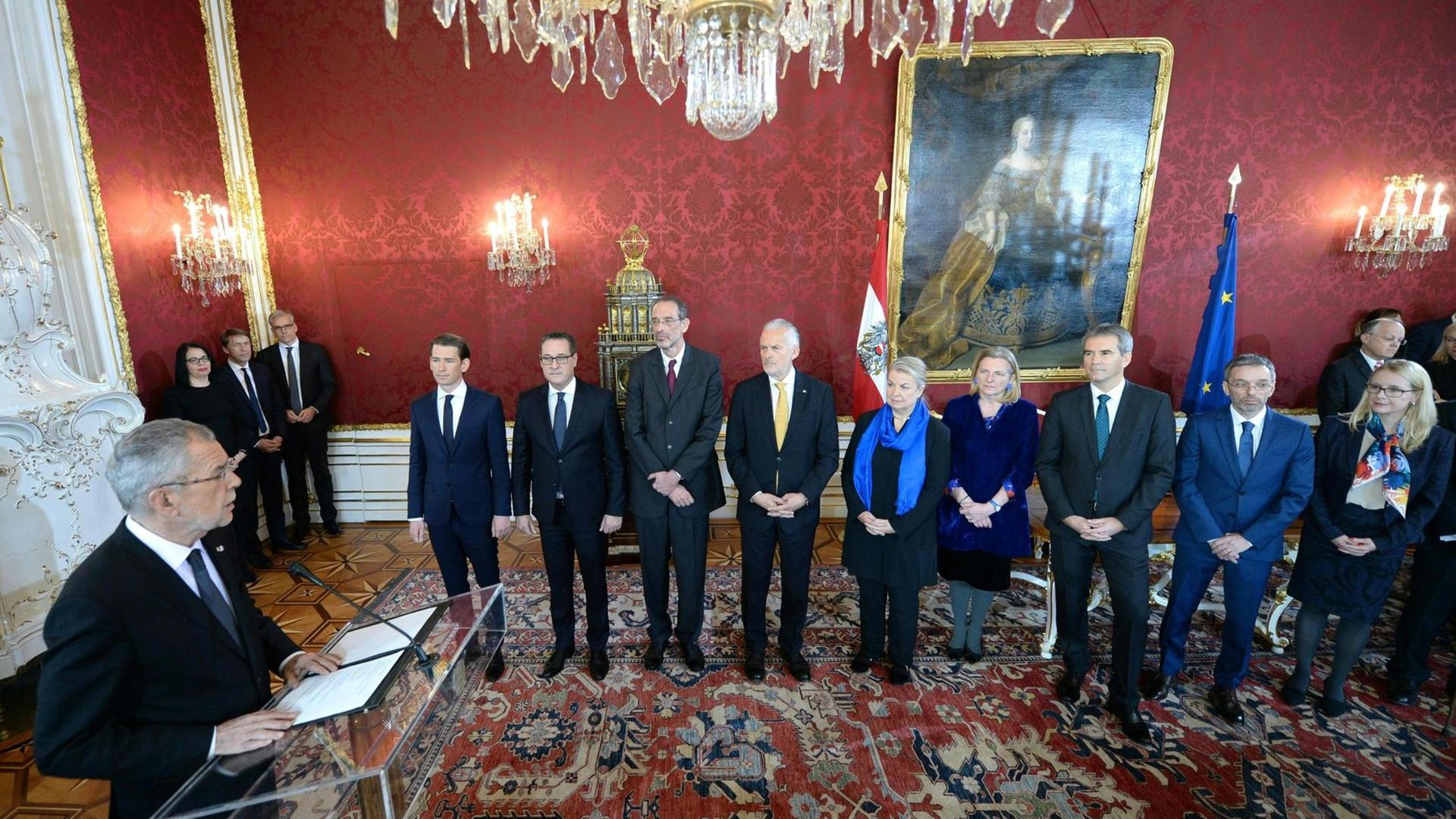 Vereidigung von Österreichs neuer Regierung am 18.12.2017 in der Präsidentschaftskanzlei in Wien. Vereidigung von Österreichs neuer Regierung am 18.12.2017 in der Präsidentschaftskanzlei in Wien.
