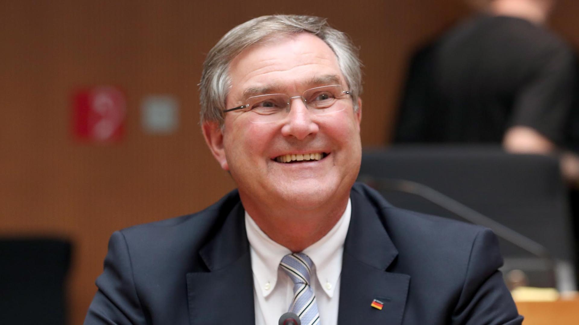 Der ehemalige Bundesverteidigungsminister Franz Josef Jung (CDU) sitzt am 22.07.2013 zu Beginn der Zeugenvernehmung im Drohnen-Untersuchungsausschuss des Bundestags im Paul-Löbe-Haus in Berlin im Sitzungssaal.