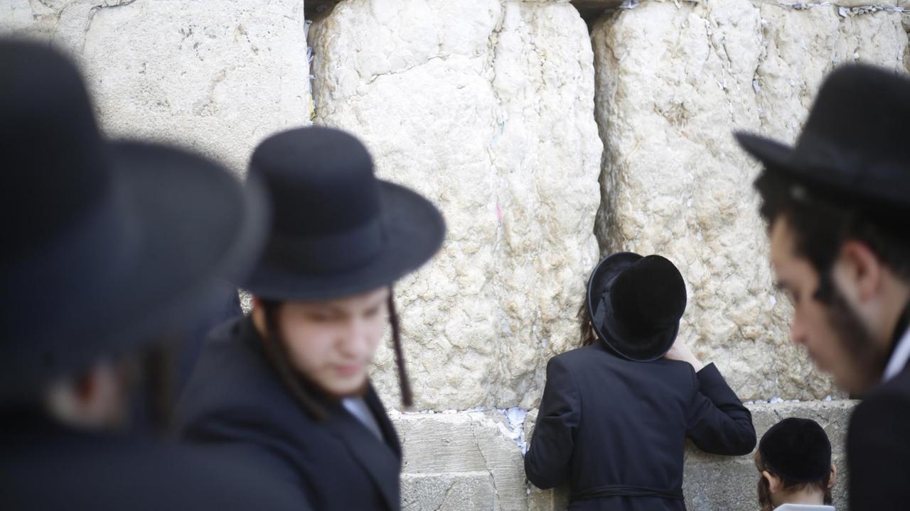 Ultra-orthodoxe Juden beten vor dem Neujahrsfest Rosch Haschana an der Klagemauer in Jerusalem. Ultra-orthodoxe Juden beten vor dem Neujahrsfest Rosch Haschana an der Klagemauer in Jerusalem.