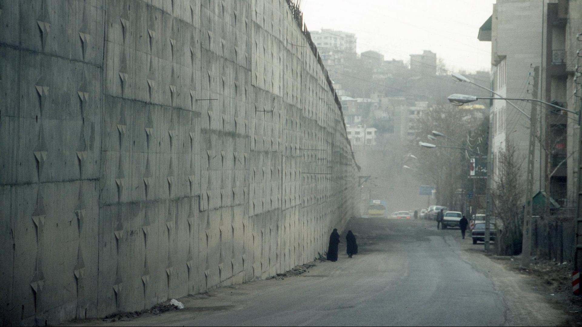 Eine Außenmauer des berüchtigten Evin-Gefängnisses in Teheran im Iran, aufgenommen Anfang März 2006. Eine Außenmauer des berüchtigten Evin-Gefängnisses in Teheran im Iran, aufgenommen Anfang März 2006.