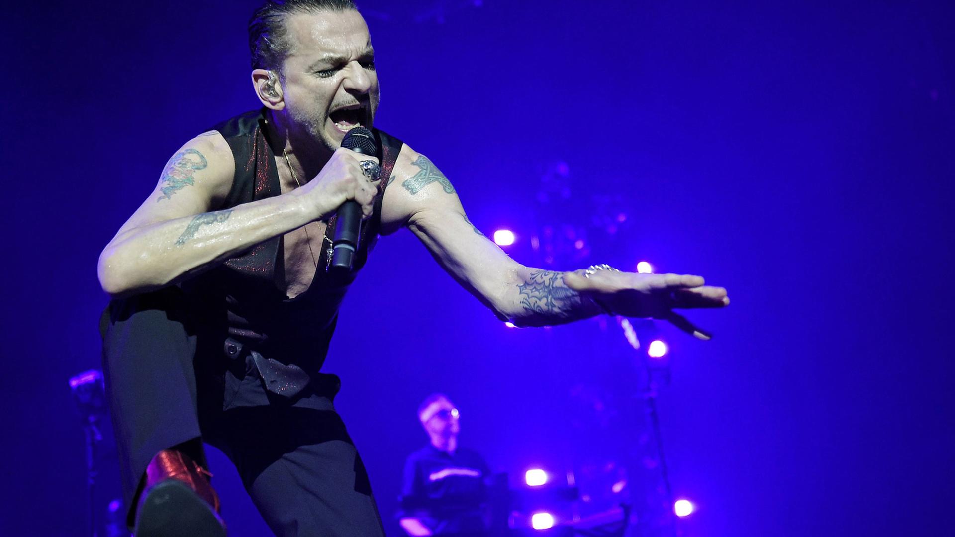 Sänger Dave Gahan von der britischen Band Depeche Mode bei einem Konzert am 11.1.2018 in der Barcley-Card-Arena Hamburg Sänger Dave Gahan von der britischen Band Depeche Mode bei einem Konzert am 11.1.2018 in der Barcley-Card-Arena Hamburg
