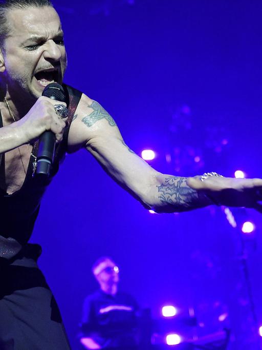 Sänger Dave Gahan von der britischen Band Depeche Mode bei einem Konzert am 11.1.2018 in der Barcley-Card-Arena Hamburg