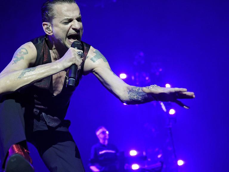 Sänger Dave Gahan von der britischen Band Depeche Mode bei einem Konzert am 11.1.2018 in der Barcley-Card-Arena Hamburg