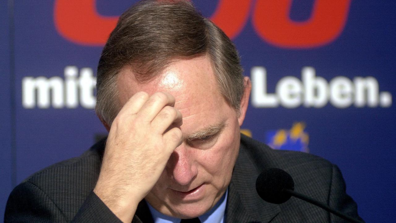 Nachdenklich sitzt CDU-Parteichef Wolfgang Schäuble am 11.1.2000 auf einer Pressekonferenz in Berlin. In der CDU-Spendenaffäre ist jetzt auch Schäuble unter erheblichen Druck geraten. Sein Eingeständnis, 1994 von dem Waffenhändler Schreiber eine Spende von 100000 Mark in bar angenommen zu haben, löste scharfe Reaktionen in der Union und Rücktrittsforderungen von politischen Gegnern aus. Schäuble hatte am 10.1.2000 in der ARD-Sendung "Farbe bekennen" gesagt, das Spendengeld habe er der CDU-Schatzmeisterei übergeben. Erst "jetzt im Zuge der Aufklärung" habe er festgestellt, dass die Spende entgegen den Vorschriften nicht veröffentlicht, sondern als "sonstige Einnahme" verbucht worden sei. Er schloss weiterhin einen Rücktritt wegen der Spenden-Annahme aus. | Verwendung weltweit Nachdenklich sitzt CDU-Parteichef Wolfgang Schäuble am 11.1.2000 auf einer Pressekonferenz in Berlin. In der CDU-Spendenaffäre ist jetzt auch Schäuble unter erheblichen Druck geraten. Sein Eingeständnis, 1994 von dem Waffenhändler Schreiber eine Spende von 100000 Mark in bar angenommen zu haben, löste scharfe Reaktionen in der Union und Rücktrittsforderungen von politischen Gegnern aus. Schäuble hatte am 10.1.2000 in der ARD-Sendung "Farbe bekennen" gesagt, das Spendengeld habe er der CDU-Schatzmeisterei übergeben. Erst "jetzt im Zuge der Aufklärung" habe er festgestellt, dass die Spende entgegen den Vorschriften nicht veröffentlicht, sondern als "sonstige Einnahme" verbucht worden sei. Er schloss weiterhin einen Rücktritt wegen der Spenden-Annahme aus. | Verwendung weltweit