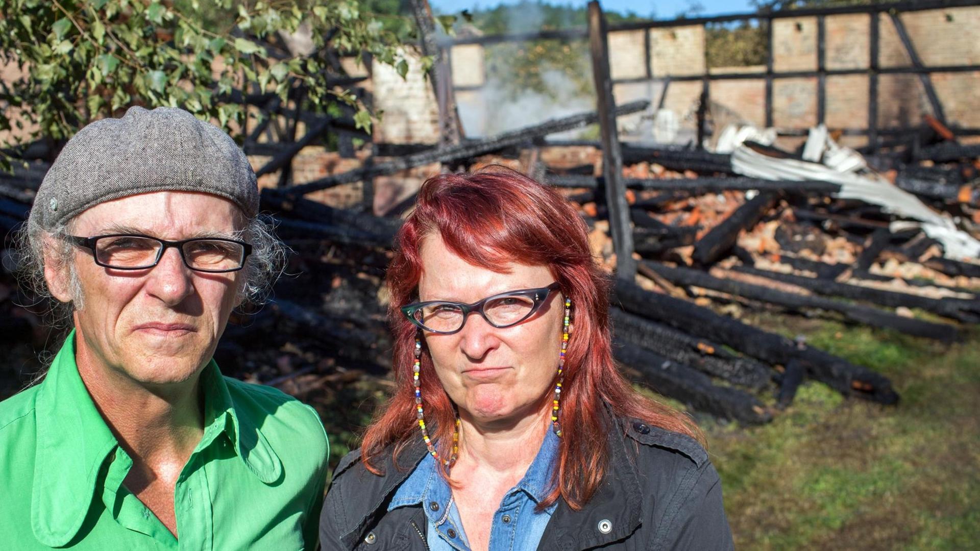 Birgit und Horst Lohmeyer vor ihrer verbrannte Scheune in Jamel Birgit und Horst Lohmeyer vor ihrer verbrannte Scheune in Jamel