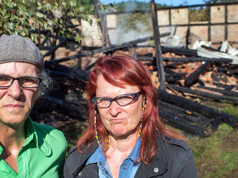 Birgit und Horst Lohmeyer vor ihrer verbrannte Scheune in Jamel