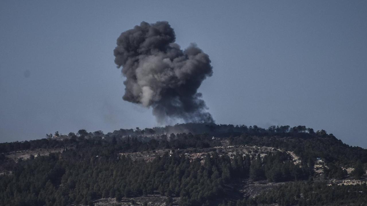 Türkische Militäroperation Olivenzweig in der Region um Afrin: Rauch steigt über den Wäldern auf Türkische Militäroperation Olivenzweig in der Region um Afrin: Rauch steigt über den Wäldern auf