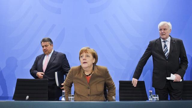 Bundeskanzlerin Angela Merkel (CDU) kommt mit Vizekanzler Sigmar Gabriel (SPD, l) und dem CSU-Vorsitzenden Horst Seehofer am 14.04.2016 im Kanzleramt in Berlin zu einer Pressekonferenz, um über die Ergebnisse des Koalitionsgipfels aus der Nacht zu informieren.
