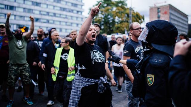Ausschreitungen bei Pro Chemnitz Veranstaltung - Nach dem Tod eines jungen Mannes bei einer Messerstecherei am frühen Sonntagmorgen, versammelten sich mehrere tausend Personen aus dem gesamten rechtsextremen Spektrum und Hooligan Milieu in Chemnitz.