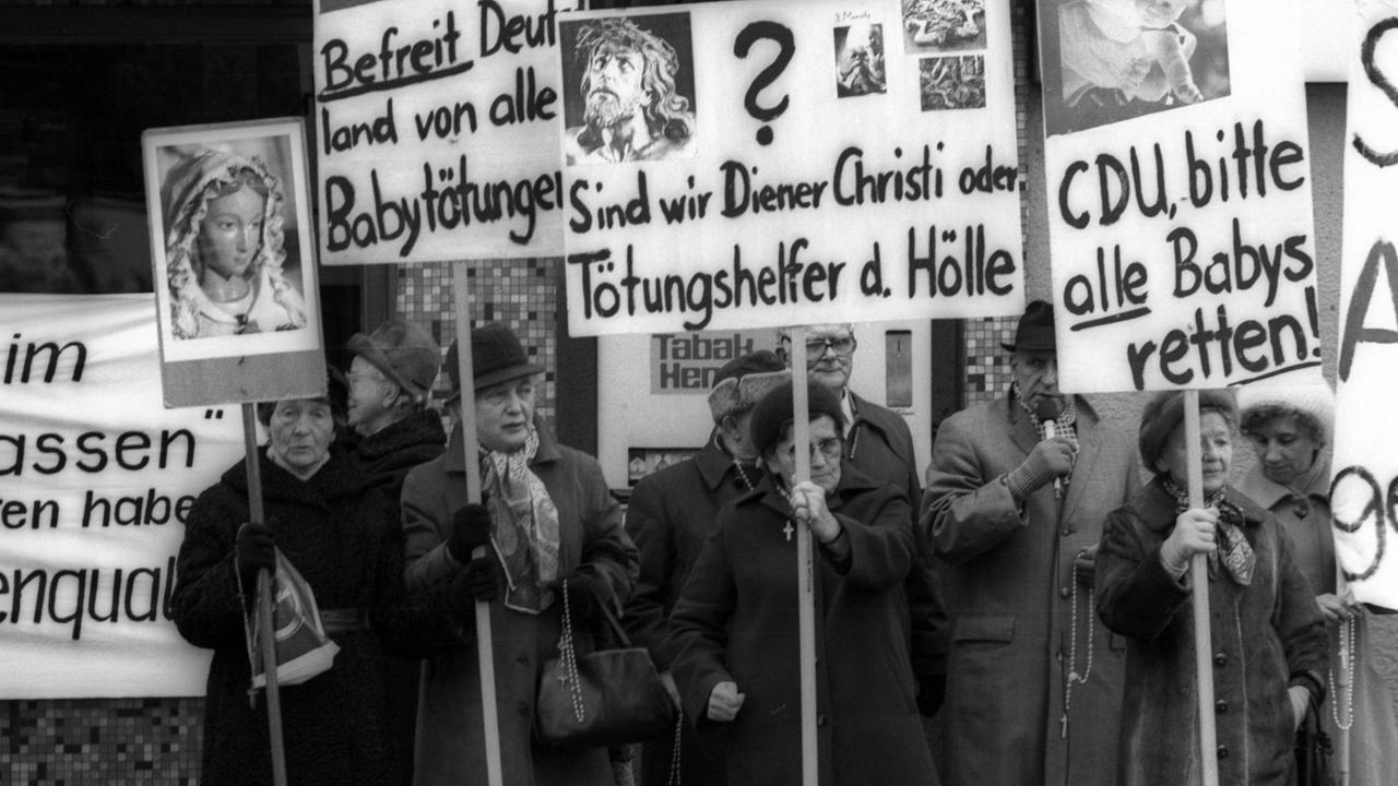 Die katholische Kirche kritisierte das 1995 eingeführte Abtreibungsrecht scharf. Die katholische Kirche kritisierte das 1995 eingeführte Abtreibungsrecht scharf.