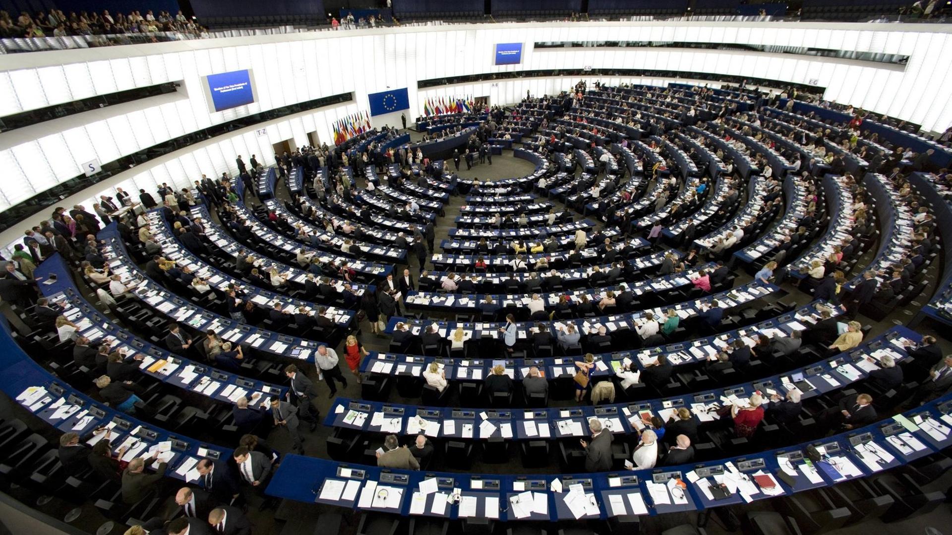 Blick in den Plenarsaal des Europaparlaments bei der konstituierenden Sitzung am 02.07.2014 in Straßburg. Die Reihen sind schwach besetzt. Blick in den Plenarsaal des Europaparlaments bei der konstituierenden Sitzung am 02.07.2014 in Straßburg. Die Reihen sind schwach besetzt.