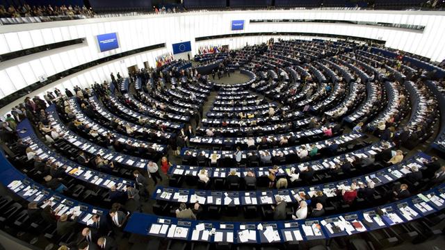 Blick in den Plenarsaal des Europaparlaments bei der konstituierenden Sitzung am 02.07.2014 in Straßburg. Die Reihen sind schwach besetzt.