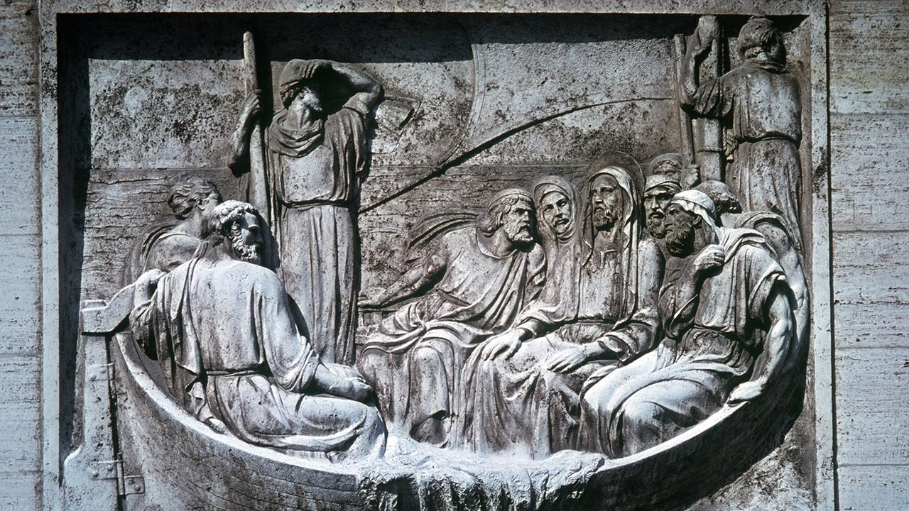 Szene mit Jesus und Jüngern in einem Boot auf dem See Genezareth: Dieses Flachrelief ist am Vatikan-Bahnhof in Rom zu sehen.