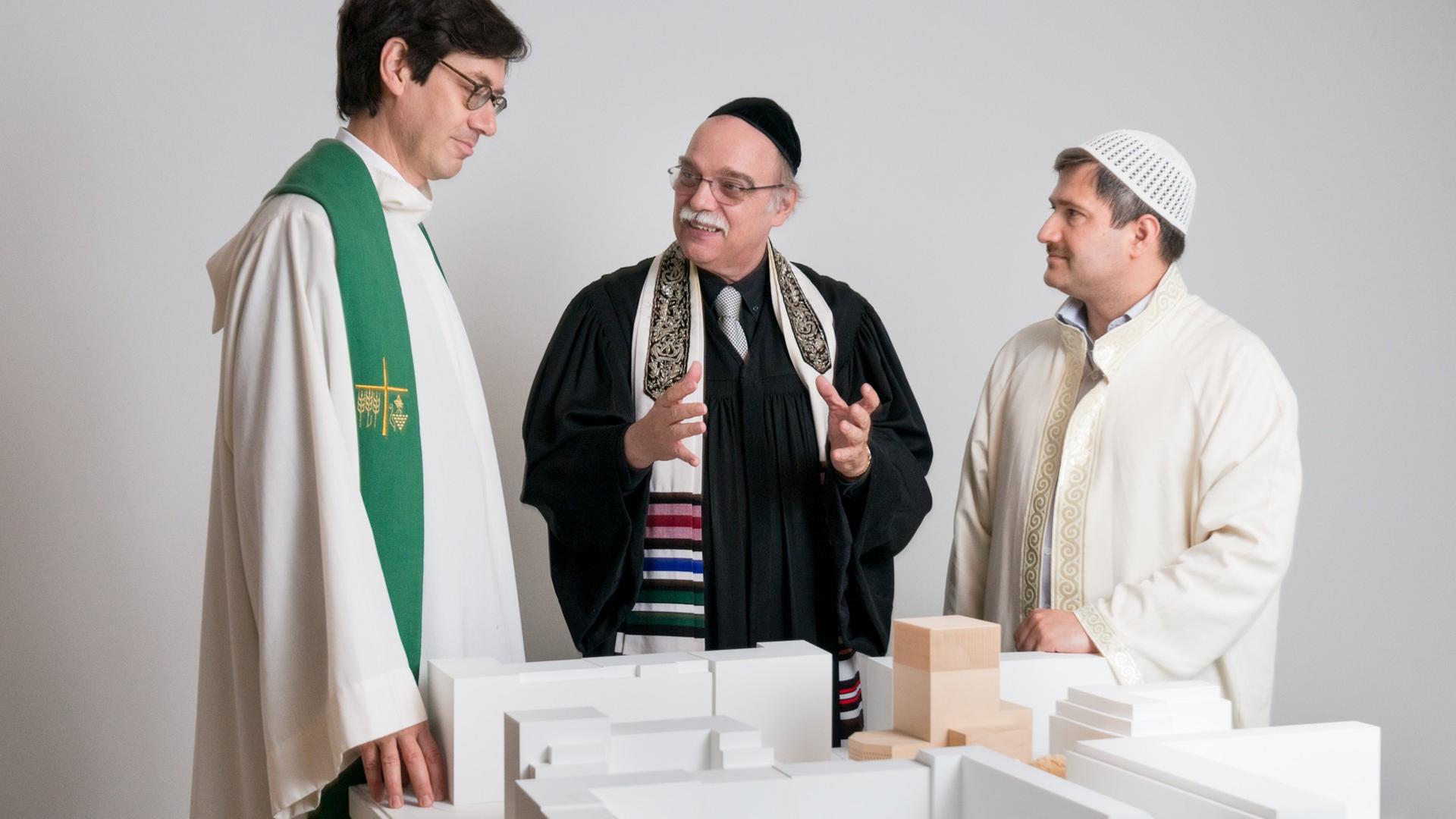 Geistliche mit Modell des House of One: Rabbiner Andreas Nachama, Imam Kadir Sanci und Pfarrer Gregor Hohberg Geistliche mit Modell des House of One: Rabbiner Andreas Nachama, Imam Kadir Sanci und Pfarrer Gregor Hohberg