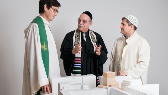 Geistliche mit Modell des House of One: Rabbiner Andreas Nachama, Imam Kadir Sanci und Pfarrer Gregor Hohberg