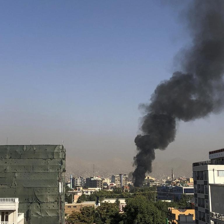 Anschlag in Kabul, Afghanistan. Rauchwolken sind zwischen Häusern zu sehen. 