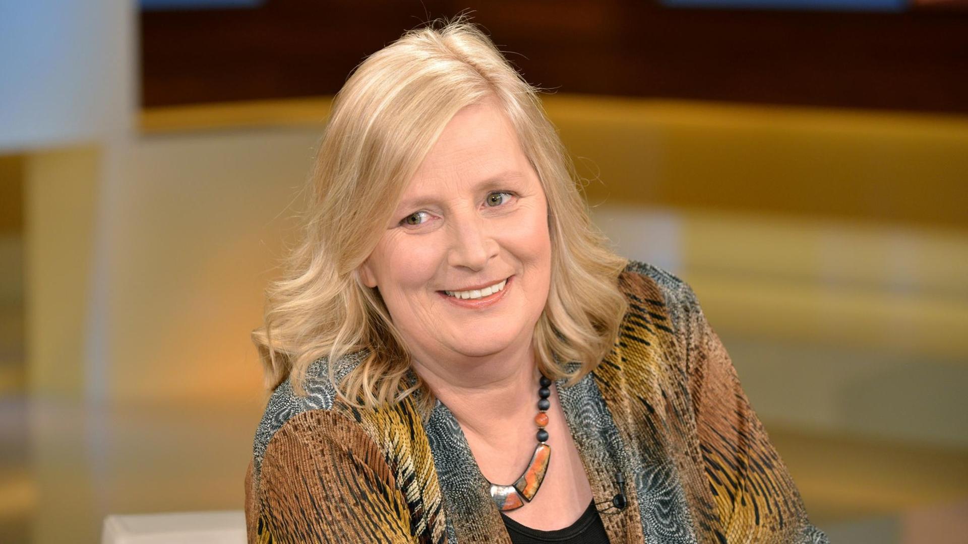 Bettina Gaus, Journalistin und Autorin, aufgenommen während einer ARD-Talksendung "Anne Will". Bettina Gaus, Journalistin und Autorin, aufgenommen während einer ARD-Talksendung "Anne Will".