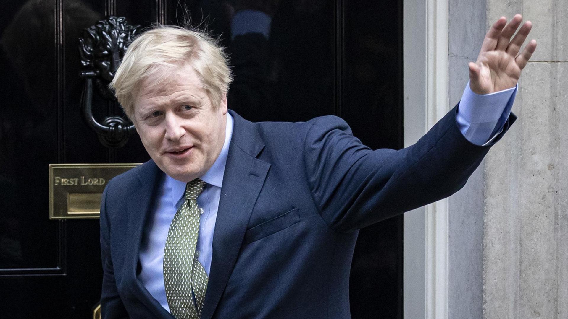 Premierminister Boris Johnson in Downing Street nach seinem Treffen mit der Queen.