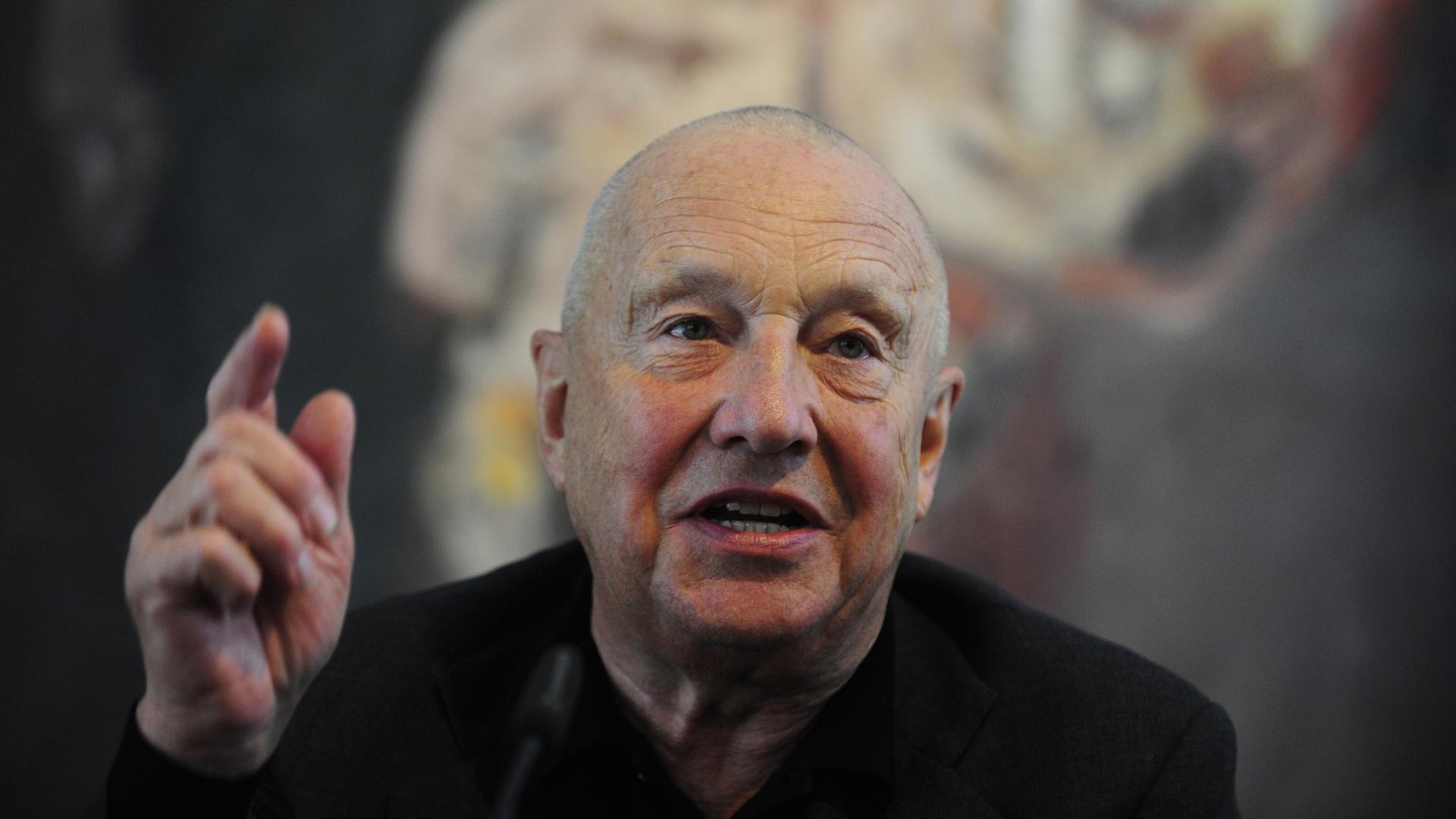 Der Maler Georg Baselitz vor seinem Bild "Große Nacht im Eimer" Der Maler Georg Baselitz vor seinem Bild "Große Nacht im Eimer"