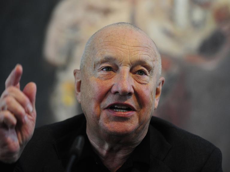 Der Maler Georg Baselitz vor seinem Bild "Große Nacht im Eimer"