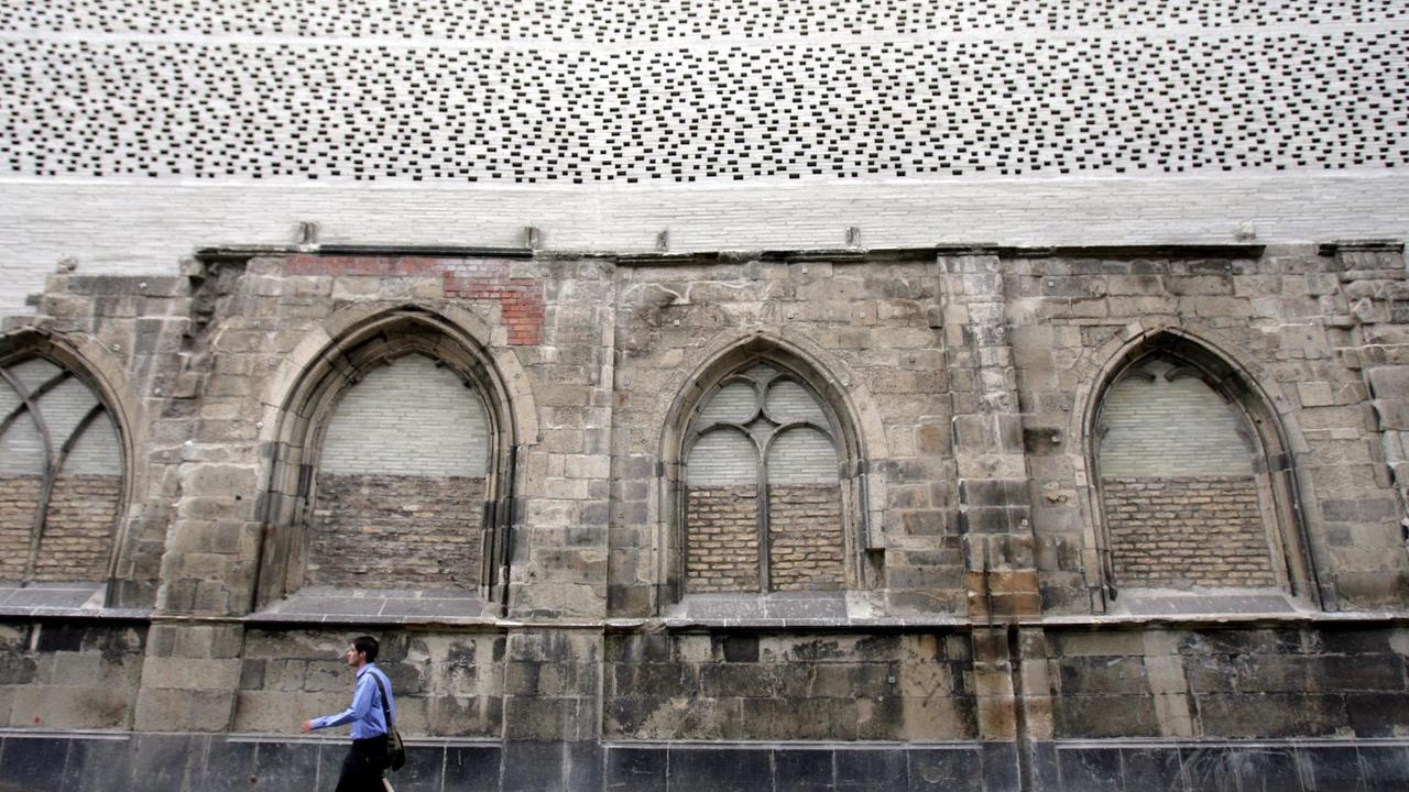 Blick auf die Fassade des Kolumba Museums in Köln, geplant vom Schweizer Architekten Peter Zumthor. Blick auf die Fassade des Kolumba Museums in Köln, geplant vom Schweizer Architekten Peter Zumthor.
