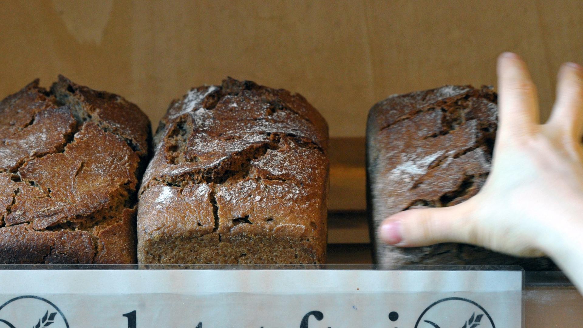 Laktose- wie auch glutenfreies Essen findet sich heutzutage häufiger in den Regalen von Geschäften. Allerdings bezweifeln Ernährungsberater die Wirksamkeit einer glutenfreier Diät. Laktose- wie auch glutenfreies Essen findet sich heutzutage häufiger in den Regalen von Geschäften. Allerdings bezweifeln Ernährungsberater die Wirksamkeit einer glutenfreier Diät.