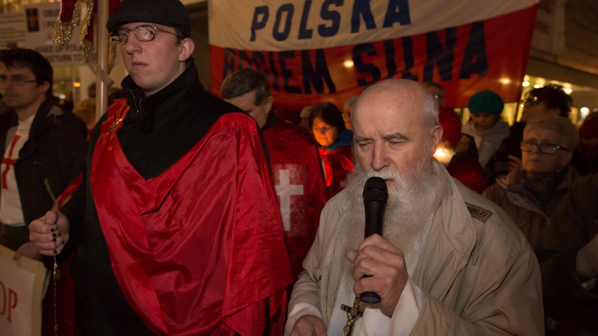 Gläubige Katholiken demonstrieren in Warschau, Polen, vor dem Powszechny Theater gegen die Aufführung des Stückes "Klatwa" (Fluch). Gläubige Katholiken demonstrieren in Warschau, Polen, vor dem Powszechny Theater gegen die Aufführung des Stückes "Klatwa" (Fluch).