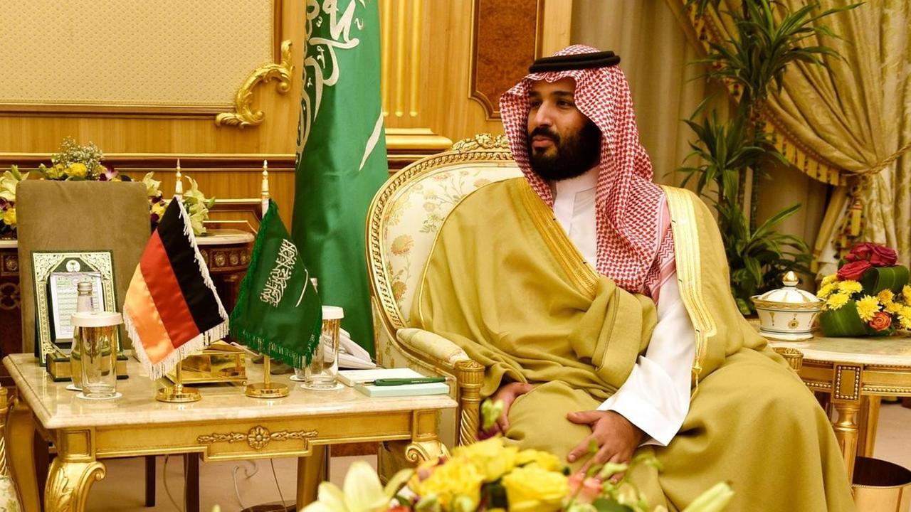 Kronprinz Mohammed bin Salman al-Saud sitzend im Palast Divan in Riad (Saudi-Arabien), Ende 2016 Kronprinz Mohammed bin Salman al-Saud sitzend im Palast Divan in Riad (Saudi-Arabien), Ende 2016
