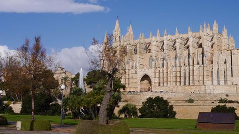 Die Kathedrale der Heiligen Maria in der spanischen Hafenstadt Palma, der Hauptstadt der Baleareninsel Mallorca.