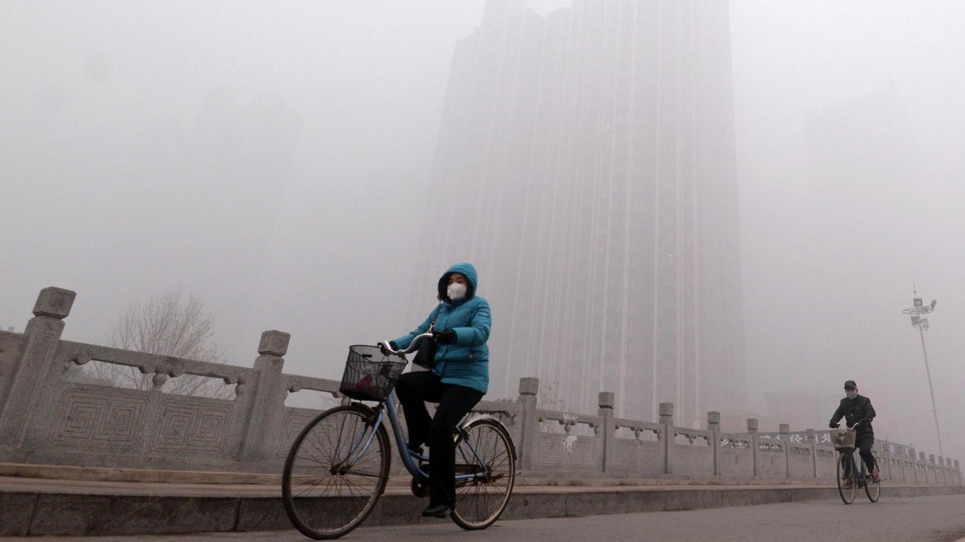 Radfahrer im chinesischen Handan. Radfahrer im chinesischen Handan.