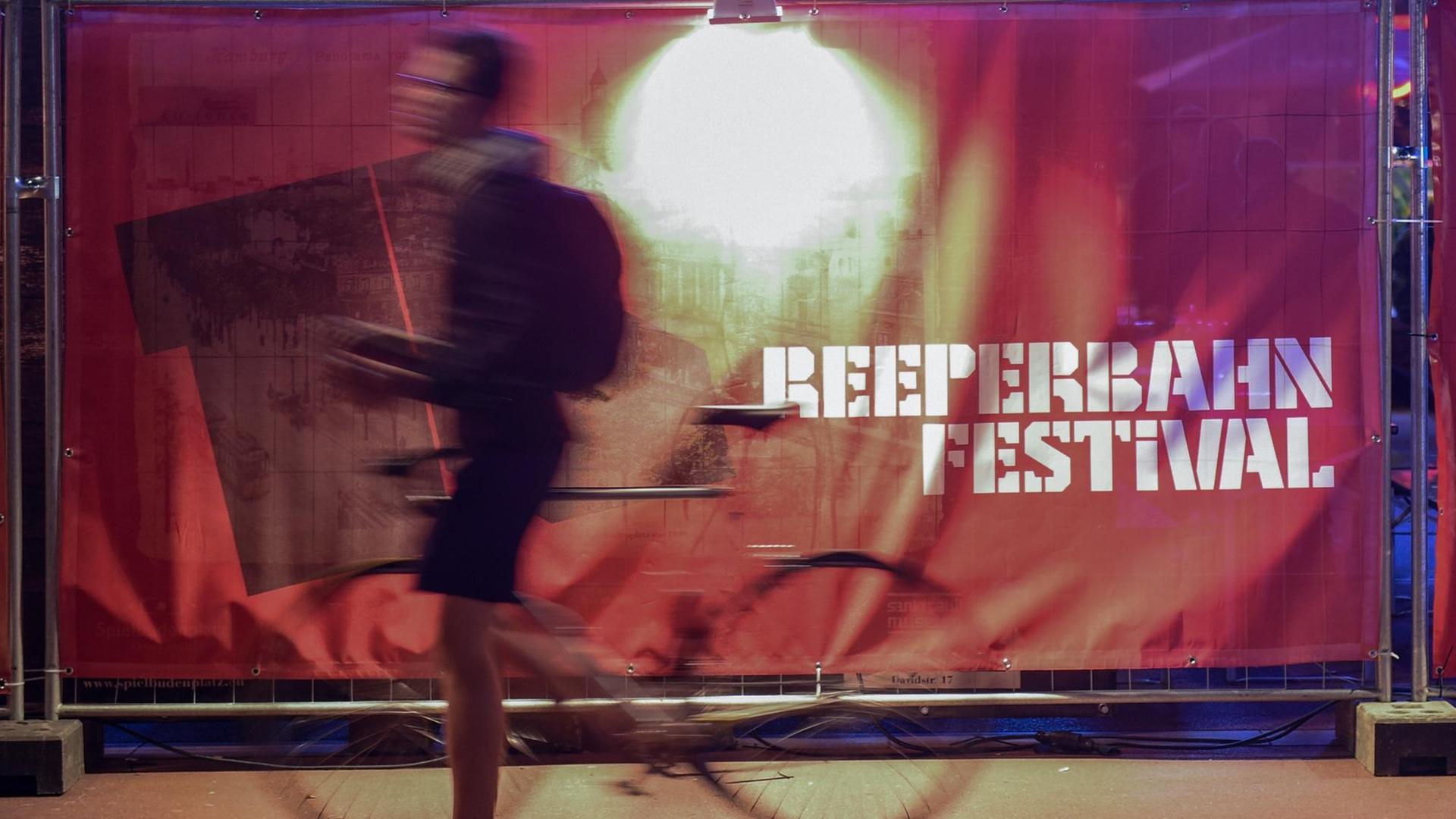 Ein Passant schiebt am 20.09.2017 in Hamburg vor dem Theater "Schmidtchen" sein Fahrrad vor dem Logo des Reeperbahn Festivals entlang. Das Festival findet vom 20. bis 23. September 2017 in der Hansestadt statt. Ein Passant schiebt am 20.09.2017 in Hamburg vor dem Theater "Schmidtchen" sein Fahrrad vor dem Logo des Reeperbahn Festivals entlang. Das Festival findet vom 20. bis 23. September 2017 in der Hansestadt statt.