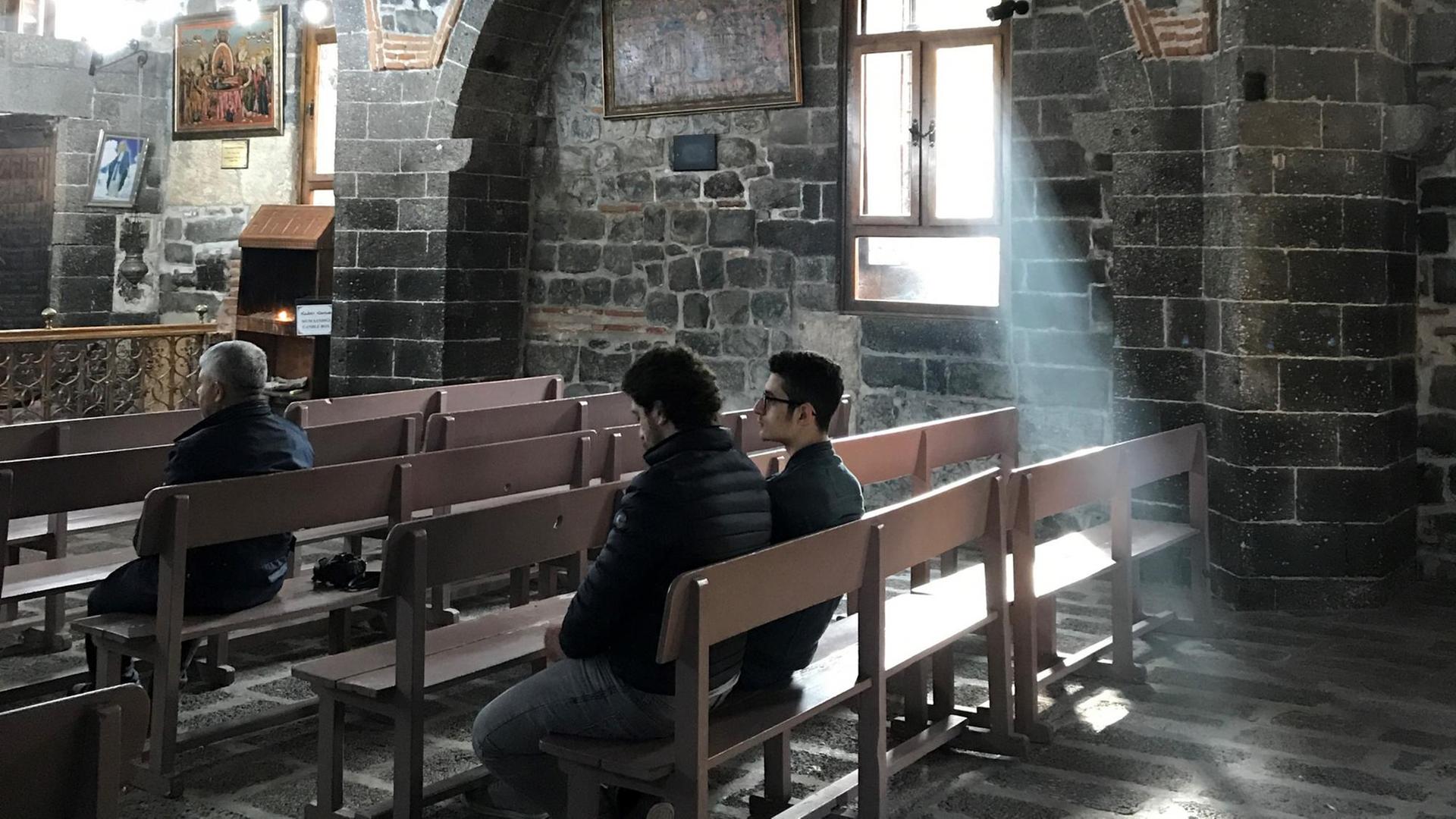 Syrisch-orthodoxer Gottesdienst in der Marienkirche von Diyarbakir Syrisch-orthodoxer Gottesdienst in der Marienkirche von Diyarbakir