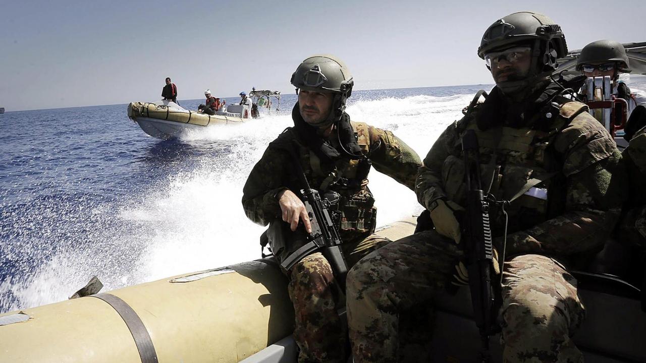 Italienische Marine-Soldaten auf dem Weg zu einem Boot auf dem Mittelmeer.