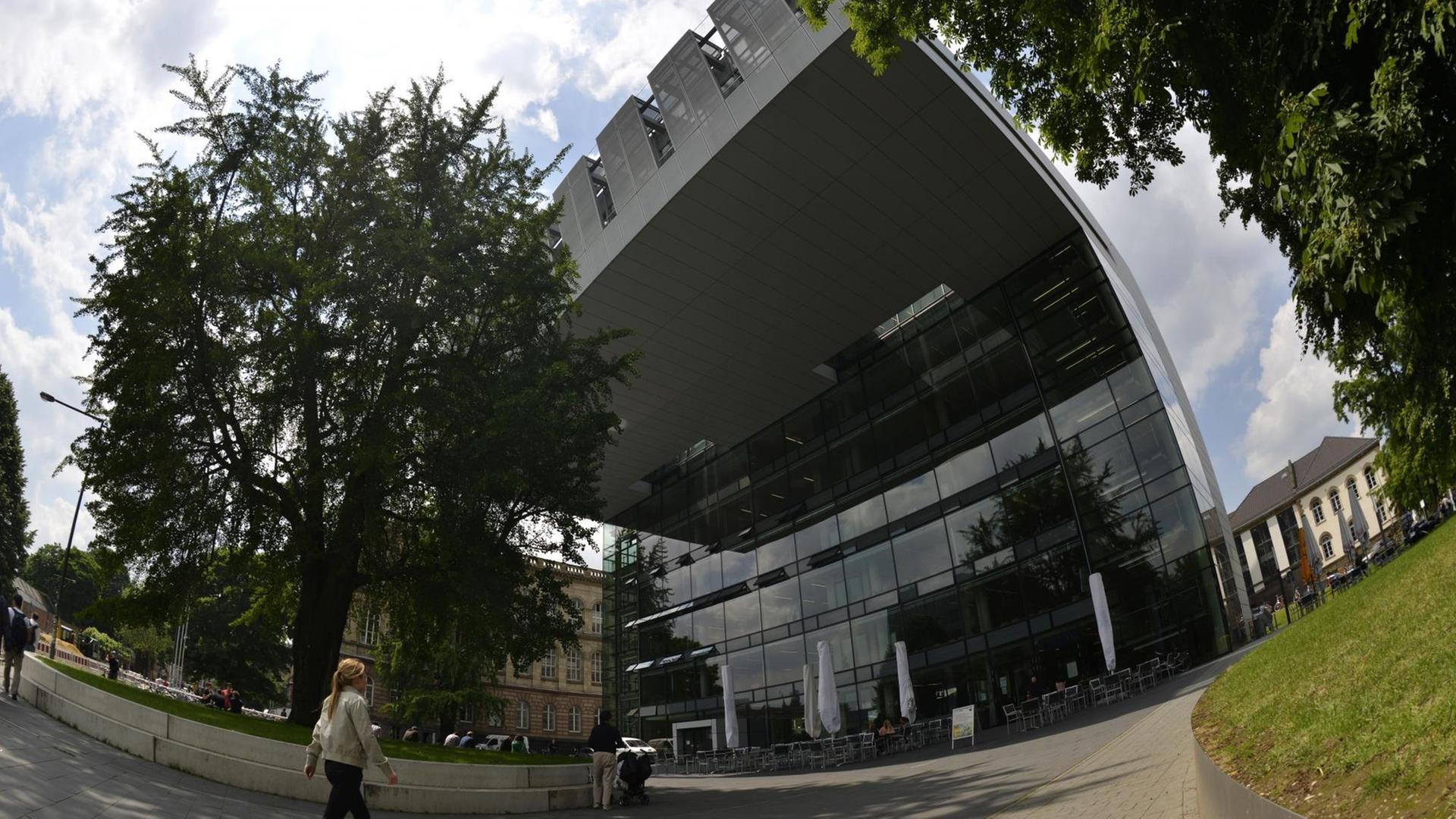 Eine junge Frau geht am Studien-Service-Zentrum der Rheinisch-Westfaelischen Technische Hochschule Aachen RWTH Aachen am sogenannten "SuperC" vorbei. Eine junge Frau geht am Studien-Service-Zentrum der Rheinisch-Westfaelischen Technische Hochschule Aachen RWTH Aachen am sogenannten "SuperC" vorbei.