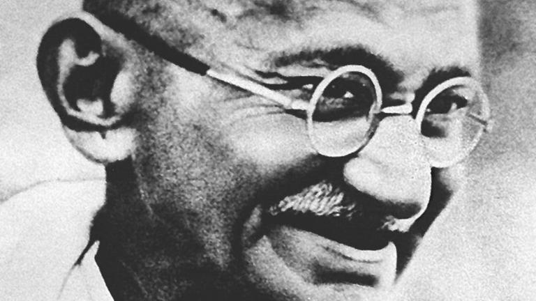 Auch Mahatma Gandhi wurde von Thoreau zum zivilen Ungehorsam inspiriert. Auch Mahatma Gandhi wurde von Thoreau zum zivilen Ungehorsam inspiriert.