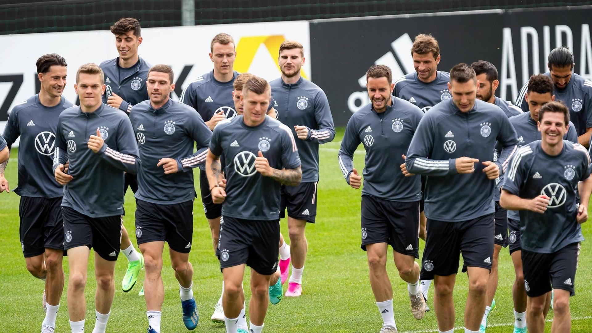 Die deutsche Nationalmannschaft im Trainingslager. Die deutsche Nationalmannschaft im Trainingslager.