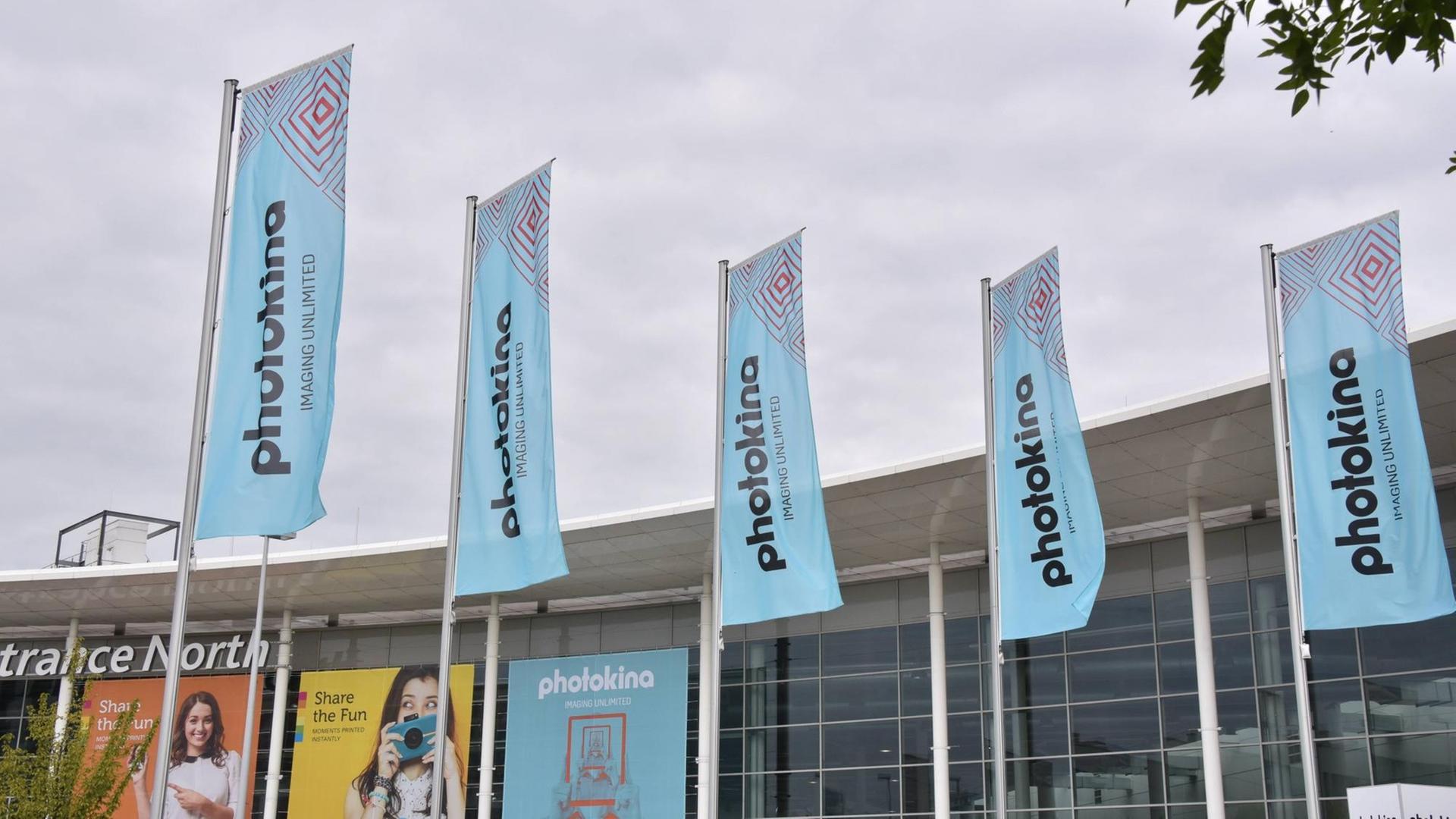 Flaggen der photokina wehen am Eingang der Messe am 19.09.2016 in Köln. Die photokina ist die weltweit wichtigste Messe für Fotografie. Flaggen der photokina wehen am Eingang der Messe am 19.09.2016 in Köln. Die photokina ist die weltweit wichtigste Messe für Fotografie.