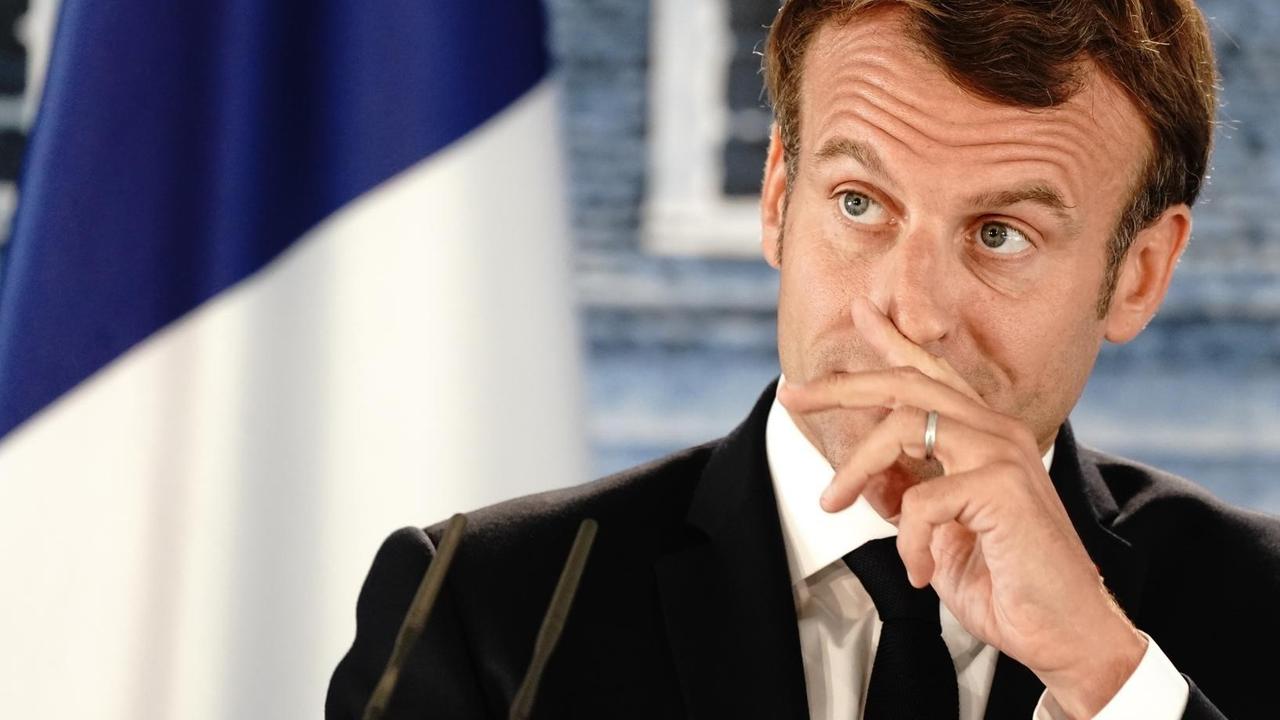 Emmanuel Macron, Präsident von Frankreich, gestikuliert während einer Pressekonferenz nach einem Gespräch mit Bundeskanzlerin Merkel (CDU) im Schloss Meseberg, dem Gästehaus der Bundesregierung. Emmanuel Macron, Präsident von Frankreich, gestikuliert während einer Pressekonferenz nach einem Gespräch mit Bundeskanzlerin Merkel (CDU) im Schloss Meseberg, dem Gästehaus der Bundesregierung.