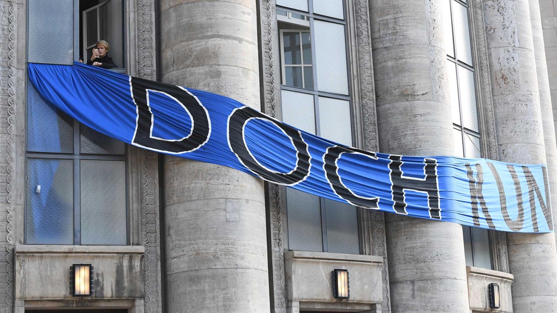 Ein Transparent mit dem Schriftzug "Doch Kunst" ist am 28.09.2017 an der besetzten Volksbühne in Berlin angebracht. Ein Transparent mit dem Schriftzug "Doch Kunst" ist am 28.09.2017 an der besetzten Volksbühne in Berlin angebracht.