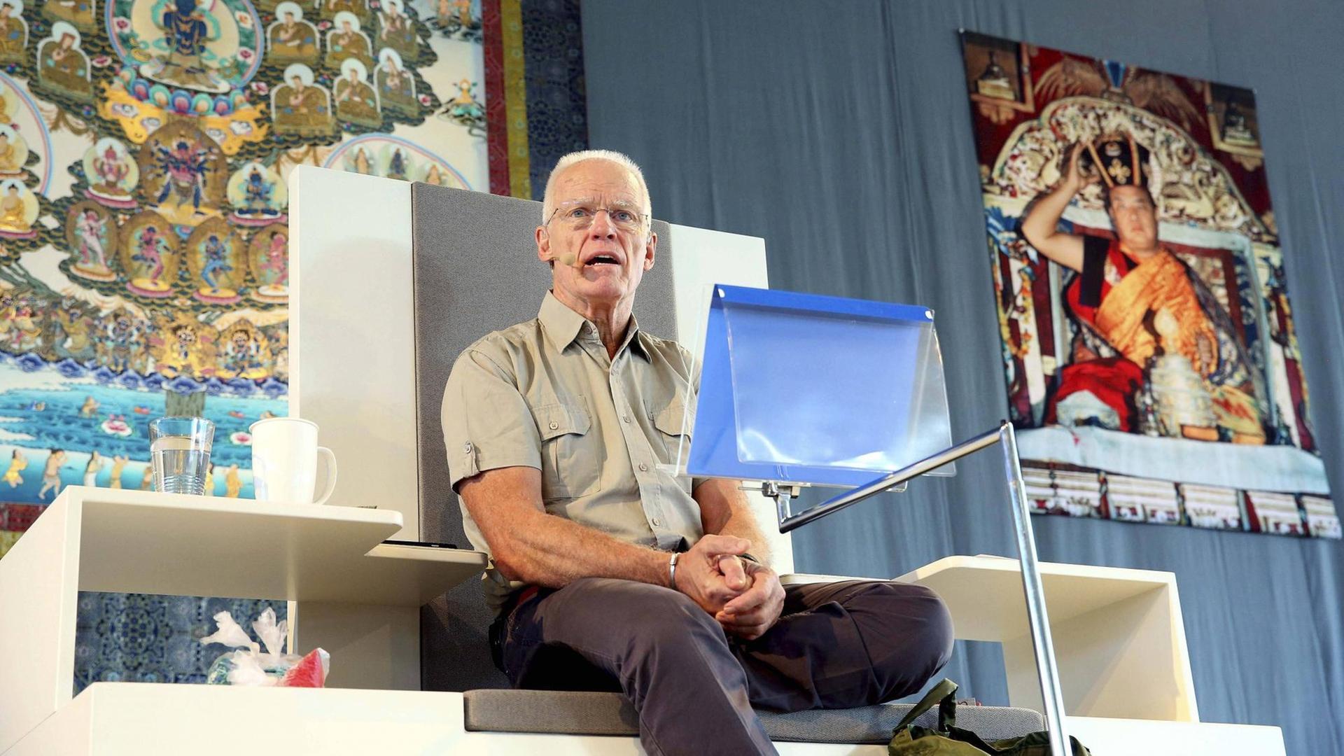 Geschlossene Blase? Lama Ole Nydahl auf einem vom Buddhistischen Dachverband Diamantweg e.V. organisierten Treffen in Kassel 2015 Geschlossene Blase? Lama Ole Nydahl auf einem vom Buddhistischen Dachverband Diamantweg e.V. organisierten Treffen in Kassel 2015