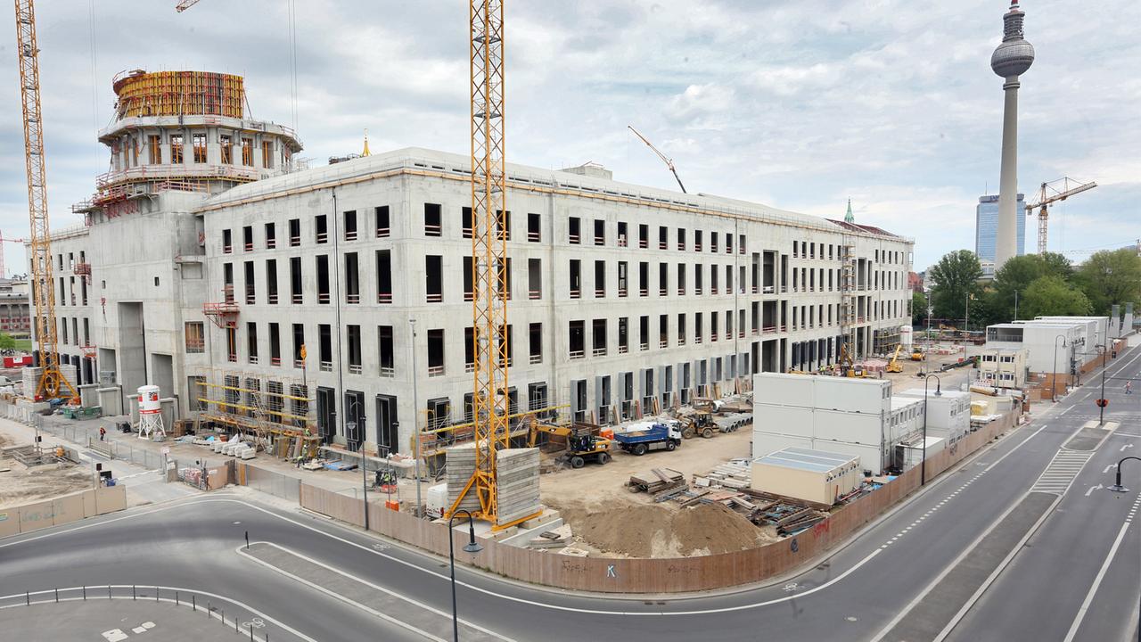 Die Baustelle des Berliner Stadtschlosses mit Humboldt-Forum ist bei einem Rundgang am 05.05.2015 in Berlin zu sehen. Das zerstörte Berliner Schloss wird als Humboldt-Forum neu errichtet. Die Baustelle des Berliner Stadtschlosses mit Humboldt-Forum ist bei einem Rundgang am 05.05.2015 in Berlin zu sehen. Das zerstörte Berliner Schloss wird als Humboldt-Forum neu errichtet.