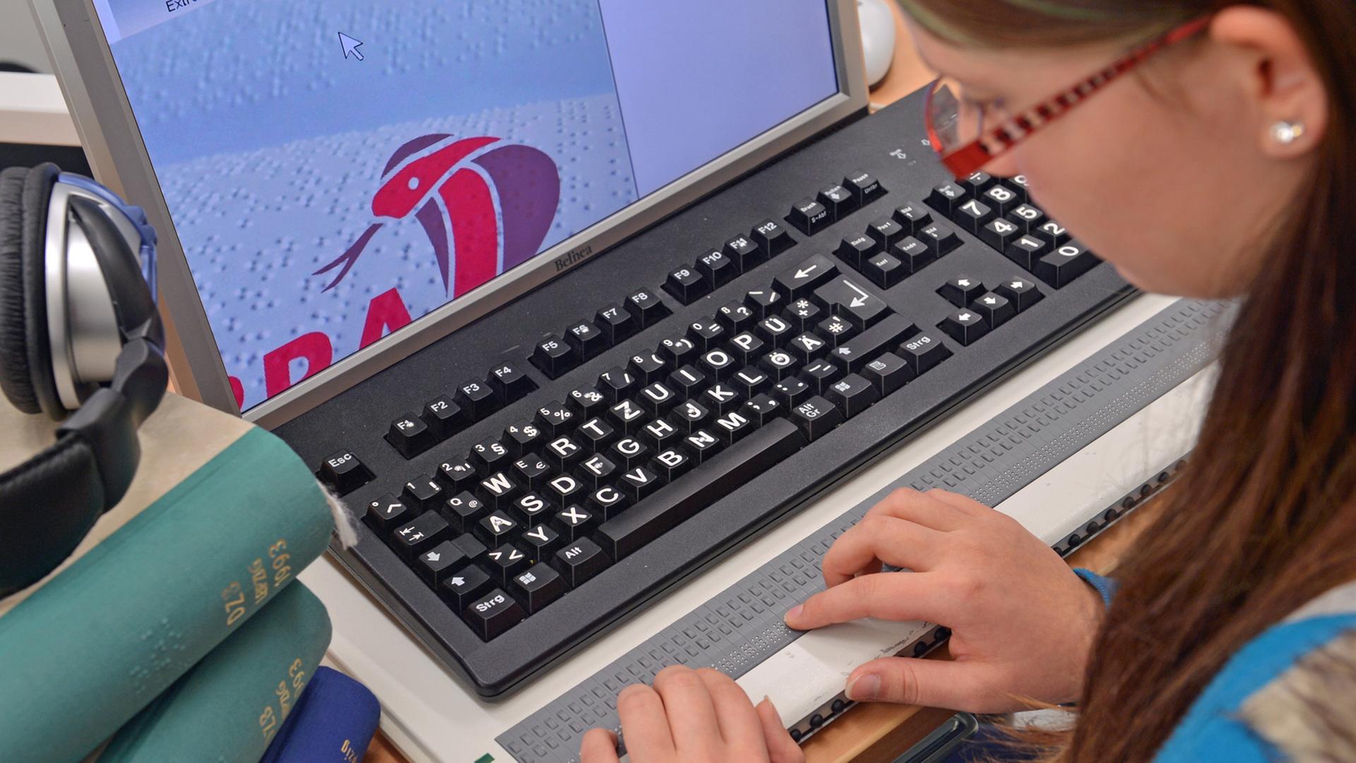Eine Schülerin der Landesschule für Blinde und Sehbehinderte in Chemnitz bedient ein Computerprogramm mit Brailleschrift. Eine Schülerin der Landesschule für Blinde und Sehbehinderte in Chemnitz bedient ein Computerprogramm mit Brailleschrift.