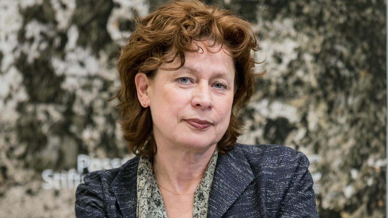Lisa Kosok, Direktorin des Europäischen Hansemuseums, sitzt am 26.05.2015 in Lübeck (Schleswig-Holstein) während einer Pressekoferenz auf dem Podium. Der Museumsneubau wird am 30.05.2015 für Besucher geöffnet. Lisa Kosok, Direktorin des Europäischen Hansemuseums, sitzt am 26.05.2015 in Lübeck (Schleswig-Holstein) während einer Pressekoferenz auf dem Podium. Der Museumsneubau wird am 30.05.2015 für Besucher geöffnet.