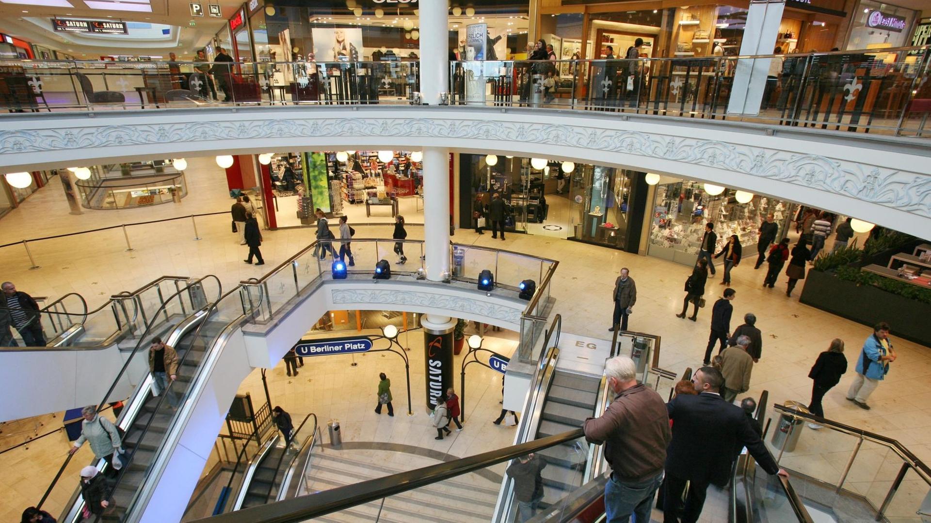 Kunden laufen durch das Einkaufszentrums "Limbecker Platz" in Essen. Auf insgesamt 70 000 Quadratmetern Fläche sind mehr als 200 Geschäfte und Restaurants untergebracht, wie der Hamburger Betreiber ECE erklärt.